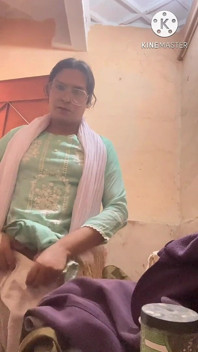 Estou tirando meu vestido e tomando banho sujo.