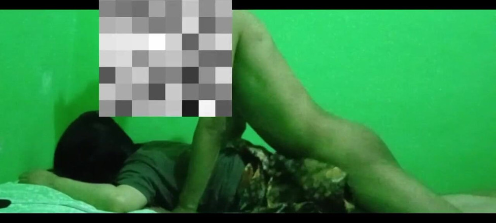 Famly sex: Bảo chị kế của tôi chăm sóc cô ấy trong khi...