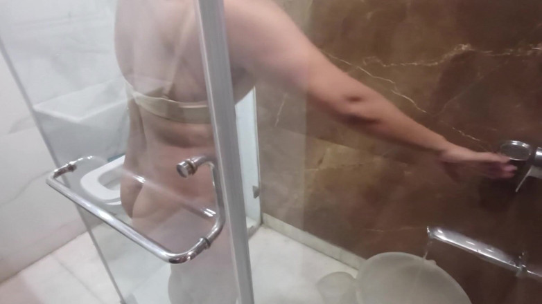 NaughtyWings: Hotel Ke Bathroom Me Bajaya Desi Bhabhi Ko