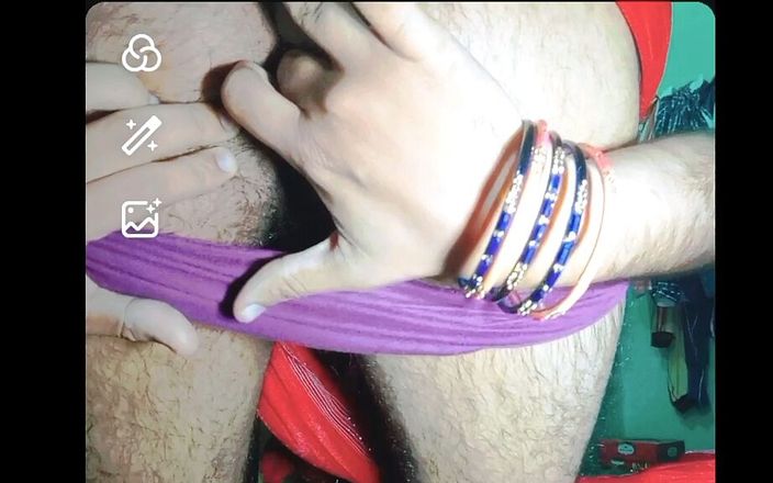 Gaurisissy: Hintli eşcinsel travesti xxx kırmızı sari içinde götünü parmaklıyor