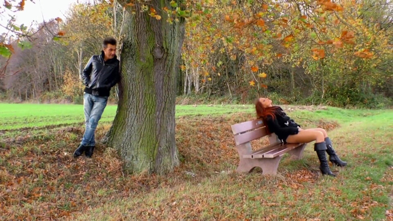 MMV German Kink: La miLF rossa in collant piscia nel luogo pubblico e...