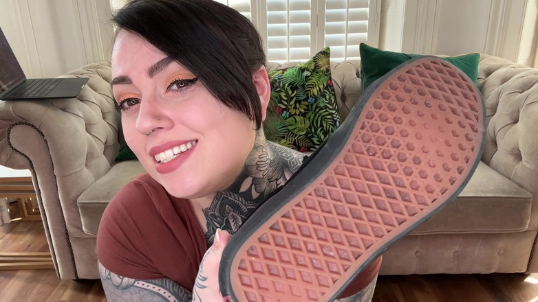 Miss Valentina: ストローク・トゥ・マイ・スニーカーズ