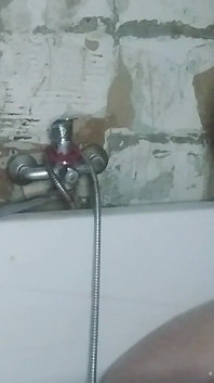 Camera in bagno e una ragazza con un grosso culo sta pisciando, molto sexy