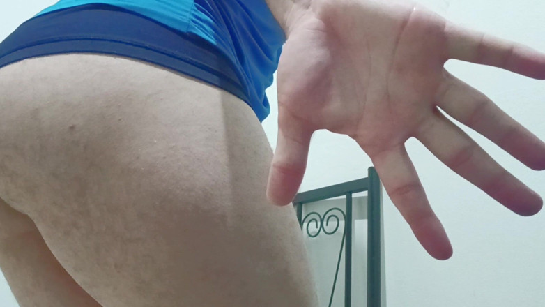 amateurbrazilian: Femboy încuiat în camera lui, tremurând în direct