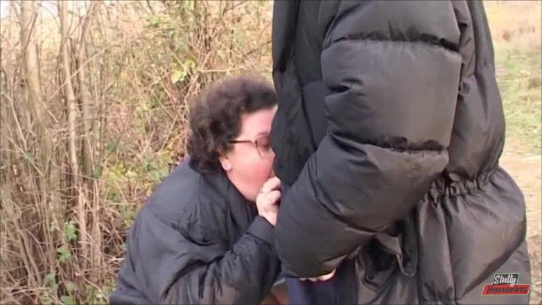 Vere Casalinghe Italia.: Altes bBW-küken lutscht seinen schwanz im freien aus nächster nähe