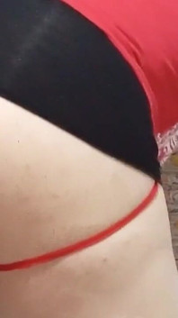 Je me sens comme une petite salope sexy au lit avec ma jupe courte.