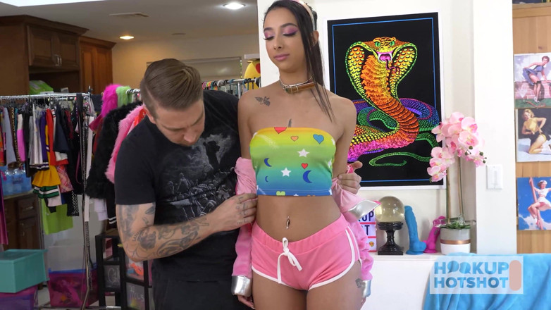 Hookup Hotshot: Brunetka Hottie Kiarra Kai doskonale drenuje tego wielkiego żłóba!
