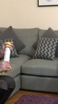 Tetovaná pornohvězda Tallulah Tease ošukaná chlápkem Dru Hermesem s velkým černým pérem