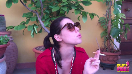 Smokin Fetish: Очаровательная крошка-брюнетка курит ее сигару на улице