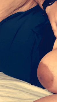 Geile stiefzoon deelt bed met stiefmoeder, hij neukte haar langs achteren als een bull en verpestte haar poesje terwijl grote tieten stuiteren