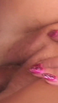 Une MILF mature pulpeuse se fait fourrer sa chatte juteuse