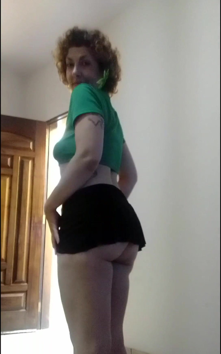 MariLou Moreira: ショートスカートでからかう