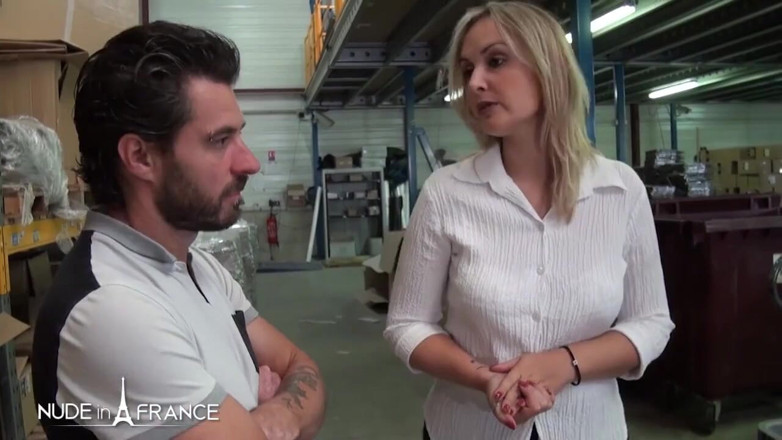 Nude in France: En sexig, nymphochef slår en sökande mitt i lagret.