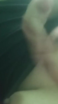 Une MILF philippine sexy joue avec ses beaux seins