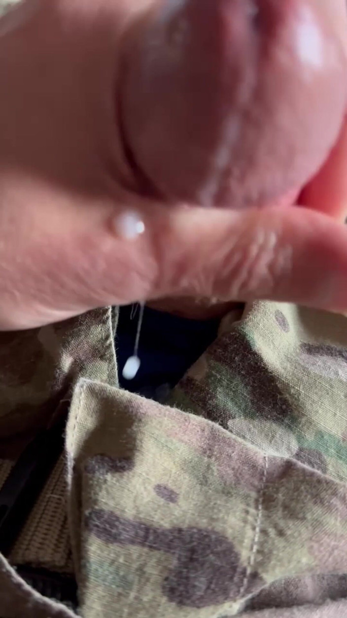 Gay Soldier Stuff: 軍曹の青いボクサーブリーフを履いてオナニーする兵士