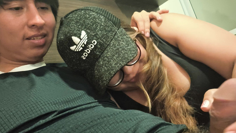 Moo DBOXXX: Ik en een alleenstaande moeder samen in bed, ze wil...