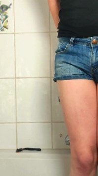 Udă-mi blugii scurți, masturbează-te și ejaculează