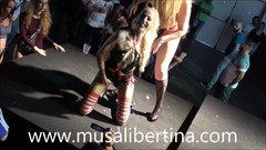 Musa Libertina: Lesbická veřejná show šukání připínákem