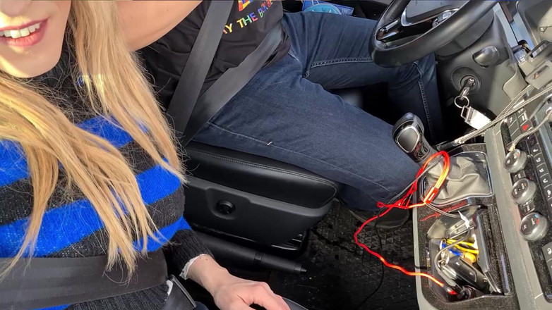 TV_Helena: Pijpen tijdens het rijden en klaarkomen in koffie