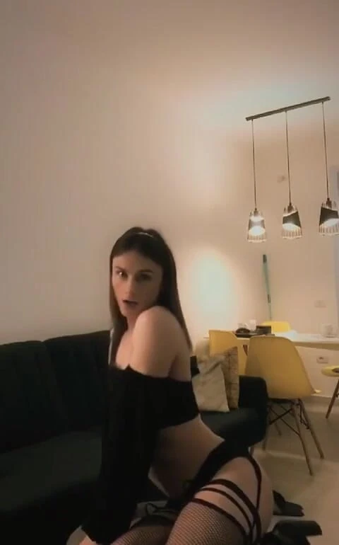 TS Kylie Star: Mă fuți pe la spate pe scaunul ăsta mic?