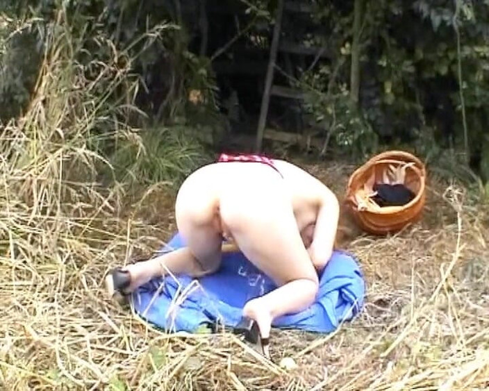 Deutsche Frauen: Atemberaubende deutsche dame stopft einen mais in ihre feuchten löcher