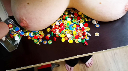 Bouncy Tits Action: Đẩy núm vú của tôi vào ngón tay cái