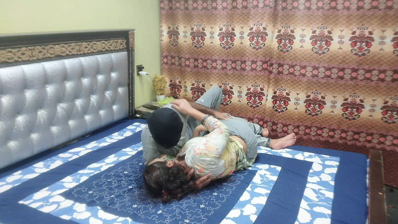 Pakistani CoupleX: 当妻子去商场购物时，印度家庭女仆被狠操 印地语音频 xxxxx 德西性爱