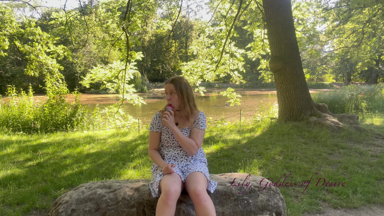 Lily, Goddess of Desire: Nevinná dívka sedí v parku a jí lízátko, aniž by...
