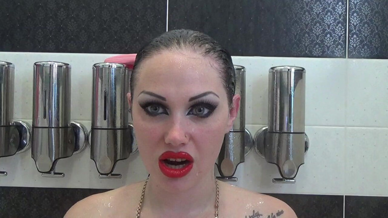 Goddess Misha Goldy: Safada molhando o cabelo, lavando e escovando com maquiagem sexy...