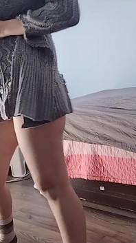 Sexy Máma Tančí Nahá Kolem Domu. Sexy Brunetka Cvičí Doma Nahá.