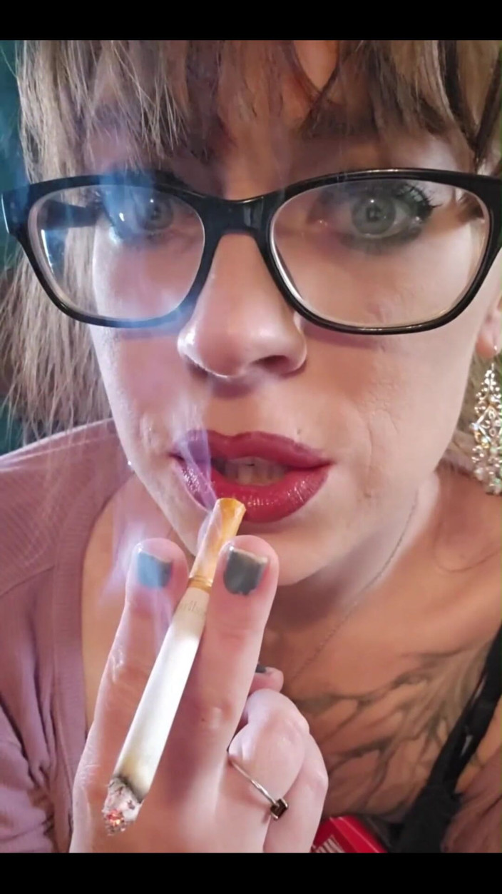 MistressThrope: Je voulais juste partager une cigarette avec toi