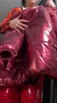 Roter nylon-jumpsuit-fetisch cameltoe neckt, tiefer blowjob und kommt auf meine unterjacke
