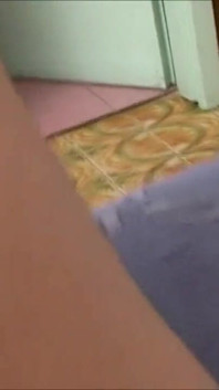 Gagicii mari și frumoase păroase îi place să se masturbeze cu jucăria ei de vibrator