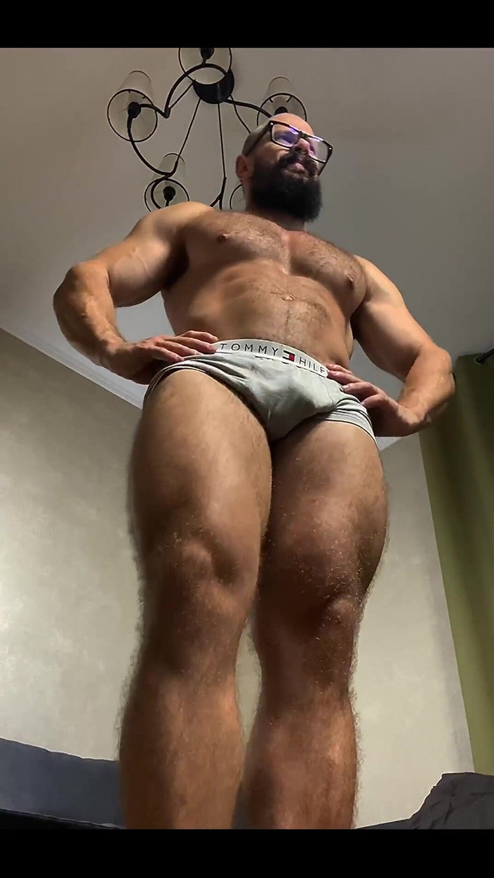 Mister Stone: Použijte svou ústa k uctívání mých nohou a svalů