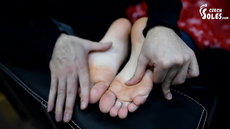 Czech Soles - foot fetish content: Calentando sus pies sexy fríos