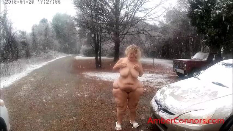 Amber Connors: Pinkeln im schnee