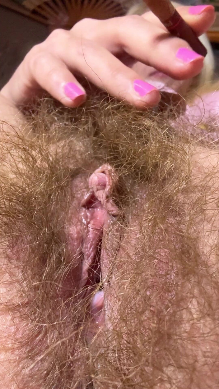 Cuteblonde666: Primo piano sulla mia fica pelosa mentre fuma un sigaro