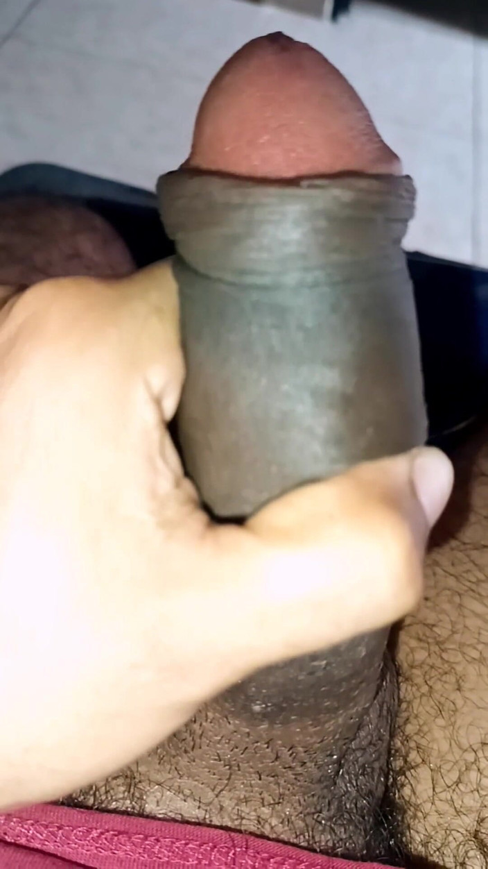 Tommhot: Als ich allein zu hause bin, masturbiere und komme auf...