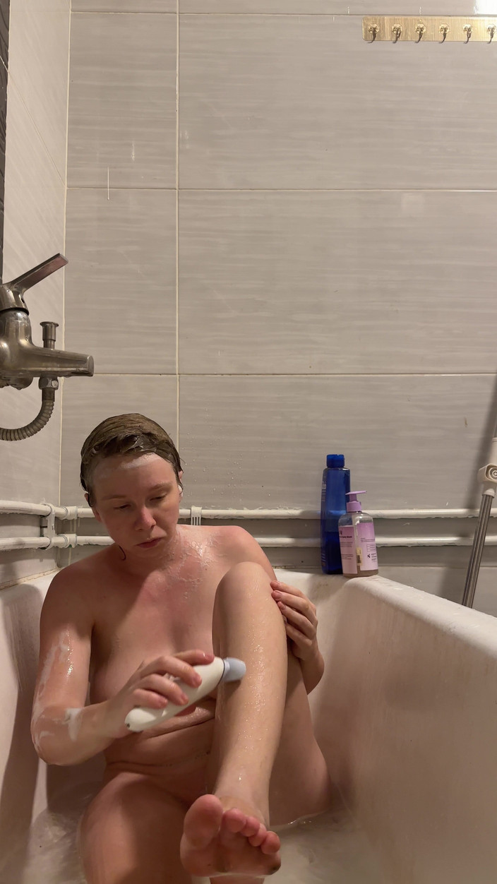 SweetLucy96: 욕조에서 애지중지하는 금발 MILF