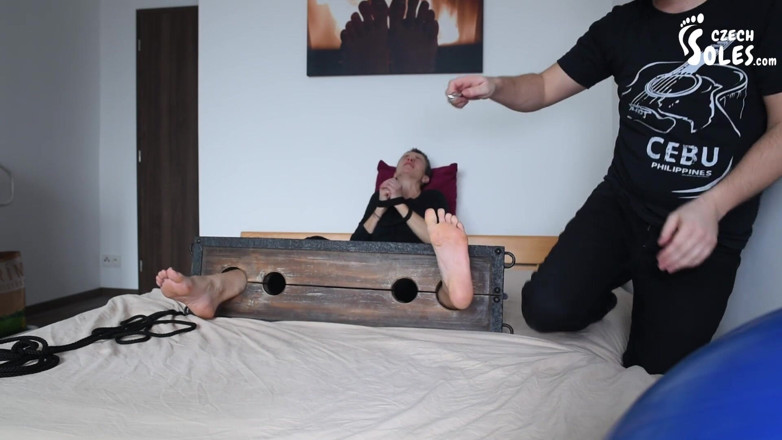 Czech Soles - foot fetish content: Покарання голими підошвами та інтенсивне лоскотання для рабині