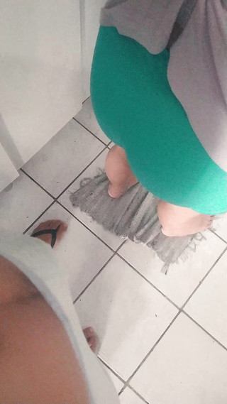 Lily & Theo: Tření ptáka v kuchyni, zatímco ona dělá nádobí