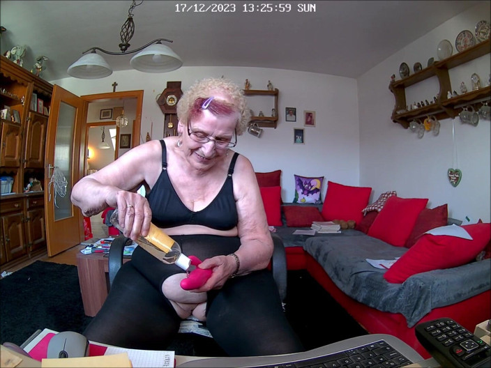 Heisseoma: 2 Times the Juice Squirted Out of My Cunt