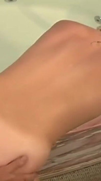 O curvă matură sexy blondă invită un armăsar pentru o seducție sexy în cadă și futai adânc