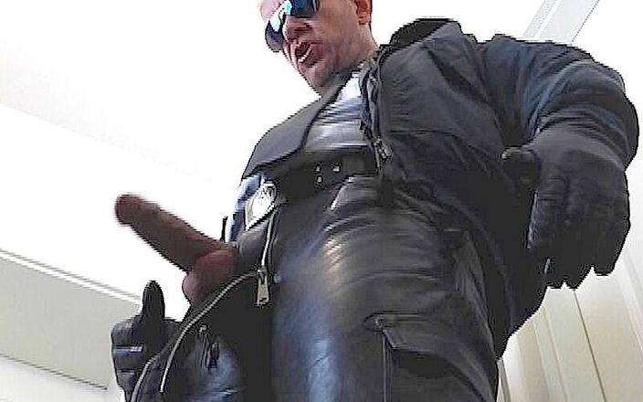 GERMANE_XL: Läder polis 61 piss och sperma