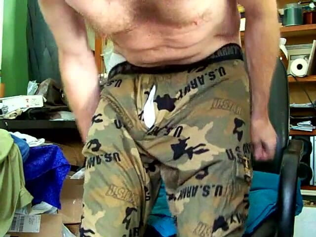 Hairyartist: Fată păroasă care încarcă hainele