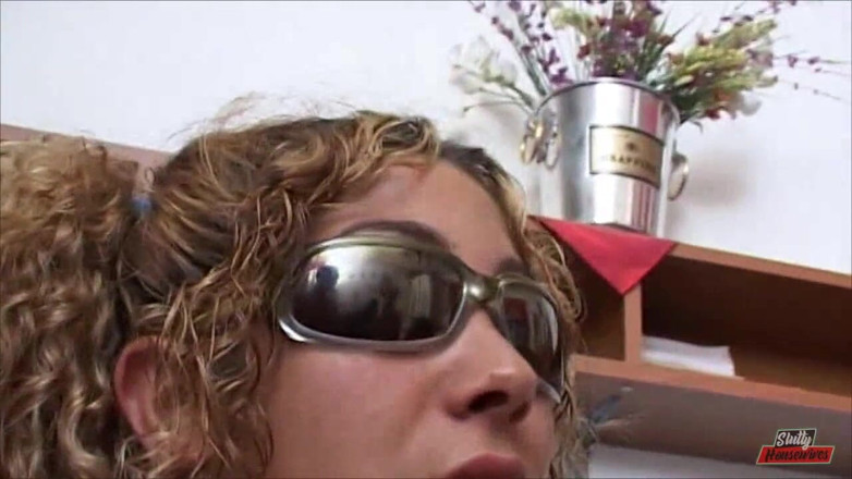 Vere Casalinghe Italia.: Acțiune lesbiană cu blondă și brunetă sexy