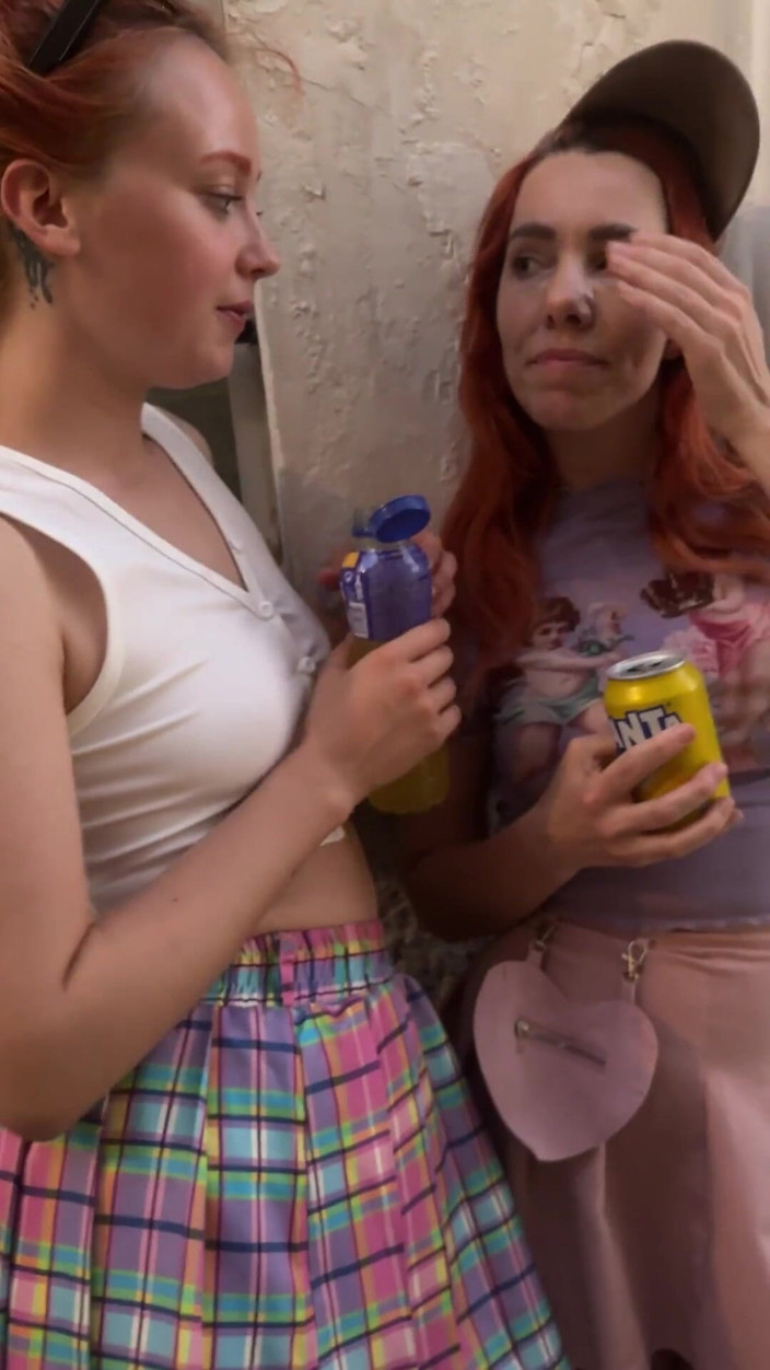 Sheryl X Sinclair: Kompilasi lesbian luar amatur kencing di Bandar Lama