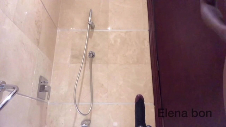 Elenabon: Elena călărește vibratorul ei gras și mare la duș în timp ce...