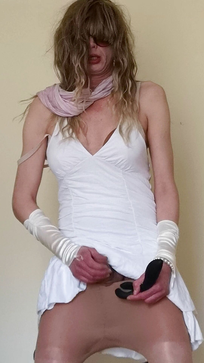 Wet Perversions In Nylons: 穿着贞操和饥渴 第三部分