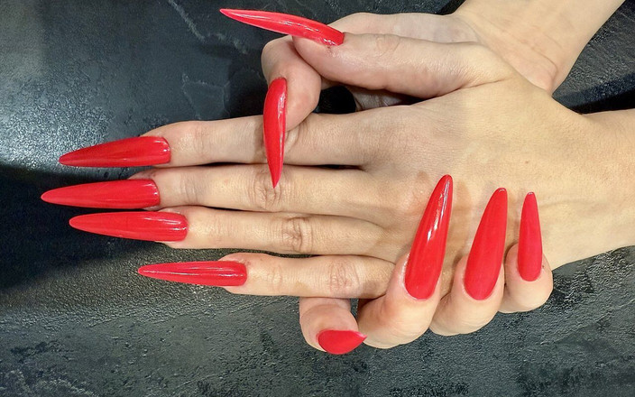 Julia domaina: Unghie lunghe rosse brillante, dita lunghe e feticcio della mano